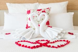 mit Rosenblättern und Herzen romantisch dekoriertes Hotelzimmer Wohlfühl-Hotel Neu Heidelberg
