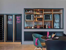 2 Tage Kurzurlaub mit Frühstück im MOXY Vienna Airport