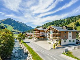 say hello. to the happYellow. 3 Tage in Saalbach