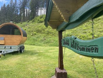 Romantik im Thüringer Wald: Sekt, Blumen & Fass-Sauna