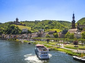 FRÜHLINGSER­WACHEN AN DER MOSEL 