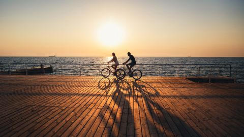Gemeinsam Fahrrad fahren am Meer