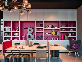 2 Tage Kurzurlaub mit Frühstück im MOXY Vienna Airport