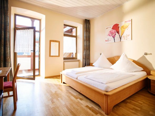 Familienzimmer mit Balkon und Blick zum Innenhof