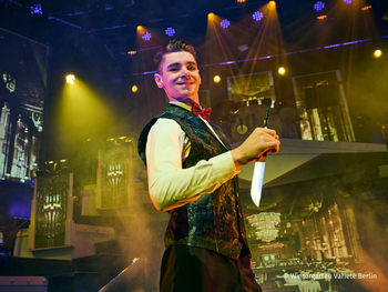 AHOI - Swing, Dinner & Acrobatics im Wintergarten Varieté Berlin mit Ticket und Hotel
