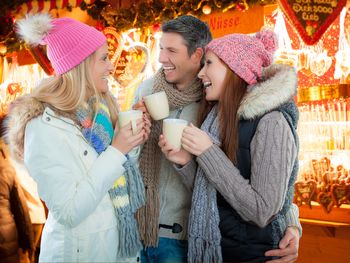 WEIHNACHTSMARKT & ADVENTSZAUBER