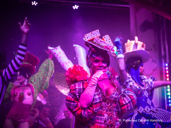 DIE PULVERFASS WEIHNACHTSSHOW – Santas Pink Secret! auf der Reeperbahn in Hamburg mit Showticket & Hotel