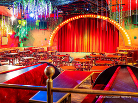 DIE PULVERFASS WEIHNACHTSSHOW – Santas Pink Secret! auf der Reeperbahn in Hamburg mit Showticket & Hotel