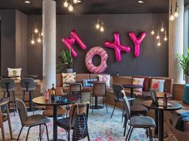 2 Tage Kurzurlaub mit Frühstück im Moxy Hamburg Altona