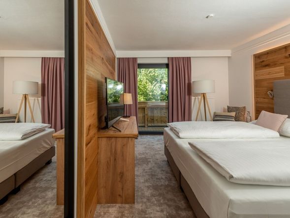 Doppelzimmer mit Kingsize Bett und Balkon