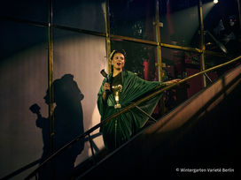 AHOI - Swing, Dinner & Acrobatics im Wintergarten Varieté Berlin mit Ticket und Hotel