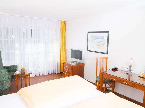 Doppelzimmer Kat.1 mit Balkon und seitlichem Seeblick