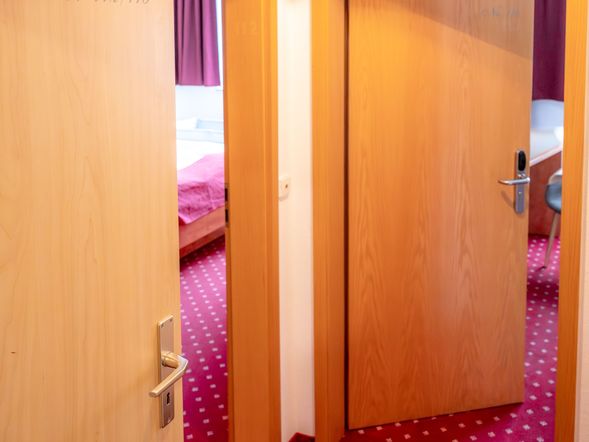 Familienzimmer mit Verbindungstür