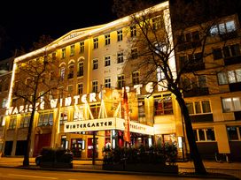 AHOI - Swing, Dinner & Acrobatics im Wintergarten Varieté Berlin mit Ticket und Hotel