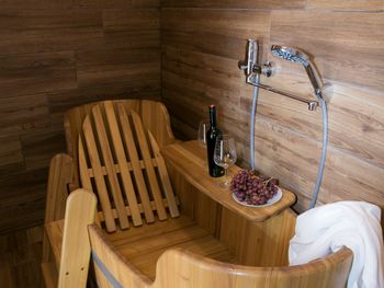 Weinfass-Chalet Deluxe & Romantik-Wellness