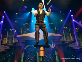 AHOI - Swing, Dinner & Acrobatics im Wintergarten Varieté Berlin mit Ticket und Hotel