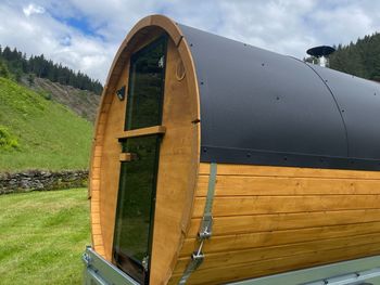 Romantik im Thüringer Wald: Sekt, Blumen & Fass-Sauna