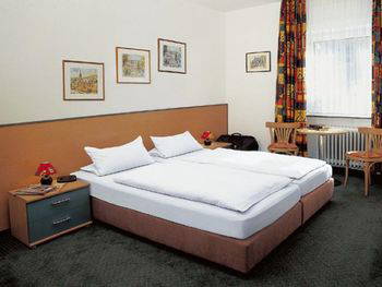 FRÜHLINGSER­WACHEN AN DER MOSEL 