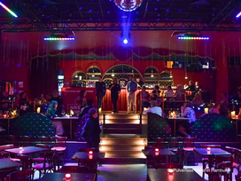 DIE PULVERFASS WEIHNACHTSSHOW – Santas Pink Secret! auf der Reeperbahn in Hamburg mit Showticket & Hotel