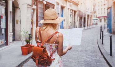 Frau mit Stadtplan