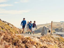 Fröhliche Familienzeit in Tirols Skidimension