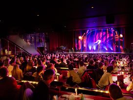 AHOI - Swing, Dinner & Acrobatics im Wintergarten Varieté Berlin mit Ticket und Hotel