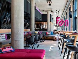 2 Tage Kurzurlaub mit Frühstück im MOXY Vienna Airport