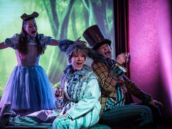 Wochenende mit Alice im Wunderland Theatershow