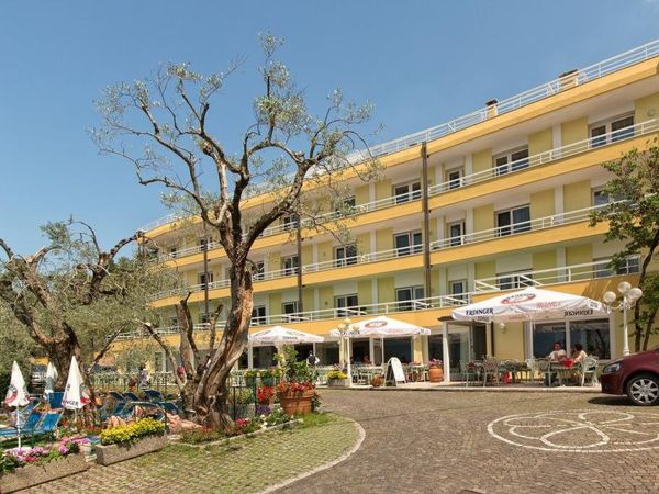 6 Tage am wunderschönen Gardasee mit HP Hotel Internazionale in Torri del Benaco, Venetien inkl. Halbpension