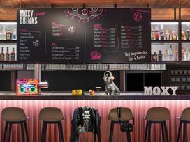 2 Tage Kurzurlaub mit Frühstück im Moxy Hamburg City