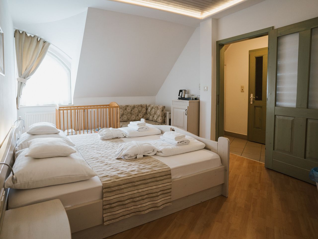 HAUPTGEBÄUDE ***superior - STANDARD ZWEIBETTZIMMER „LILIE"