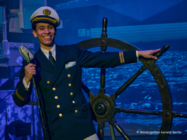 AHOI - Swing, Dinner & Acrobatics im Wintergarten Varieté Berlin mit Ticket und Hotel