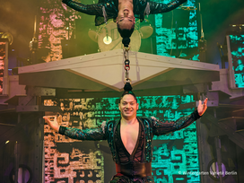 AHOI - Swing, Dinner & Acrobatics im Wintergarten Varieté Berlin mit Ticket und Hotel