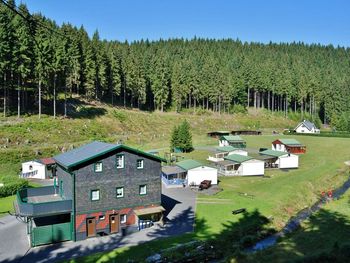 Waldbaden in Thüringen: Feriendorf Idylle & Fasssauna