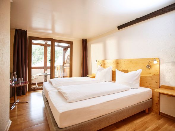 Standard- Doppelzimmer mit Balkon und Blick zum Innenhof