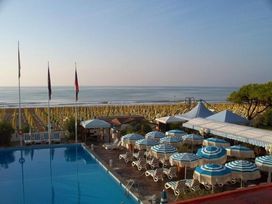 4 Tage in Lido di Jesolo direkt am Meer mit Frühstück