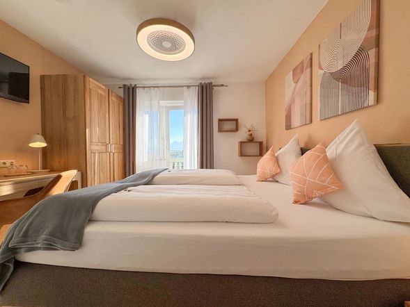 Doppelzimmer mit Kingsize Bett, Balkon und Seeblick