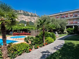 4 Tage Gardasee-Auszeit in Torbole mit Pool und idealer Lage zwischen See und Bergen ⭐