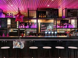 2 Tage Kurzurlaub mit Frühstück im MOXY Vienna Airport