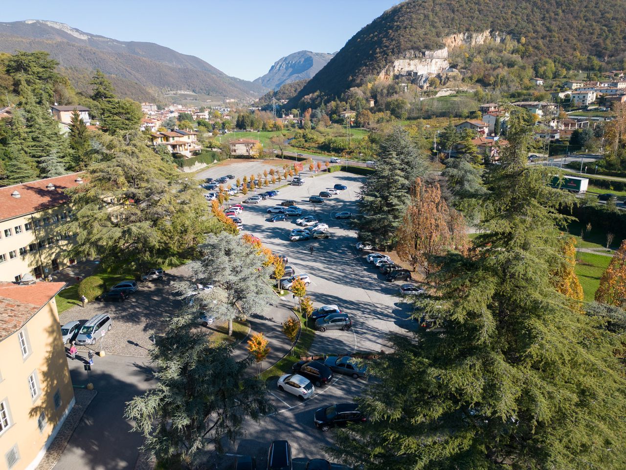 Herbst-Trekking mit italienischen Seepanorama