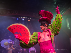 DIE PULVERFASS WEIHNACHTSSHOW – Santas Pink Secret! auf der Reeperbahn in Hamburg mit Showticket & Hotel