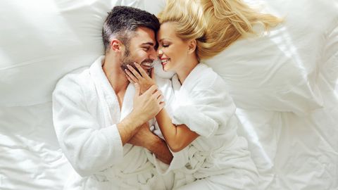 Glückliches Paar im Hotelzimmer