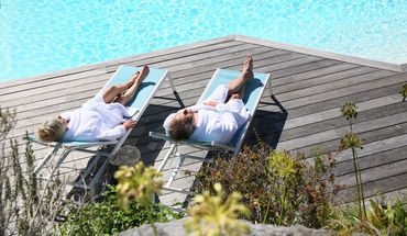 Paar auf der Liege am Pool