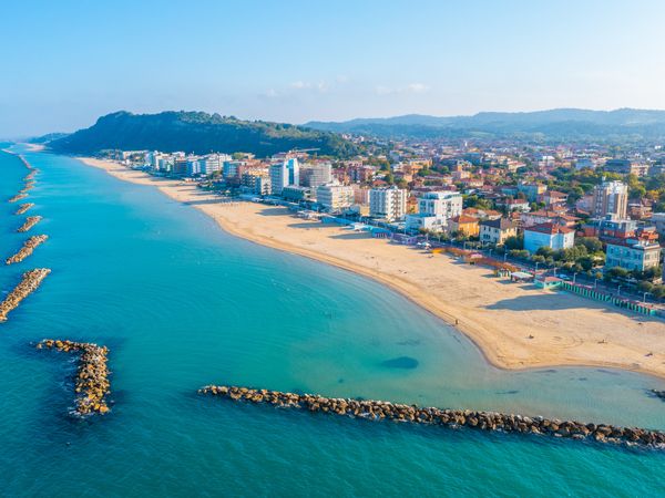 6 Tage zwischen Strand und Bergen mit Halbpension in Pesaro