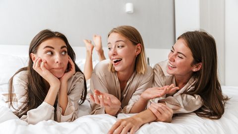 Drei Freundinnen im Hotelzimmer