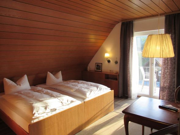Doppelzimmer mit zwei Balkonen