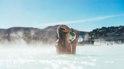 Frau im Pool