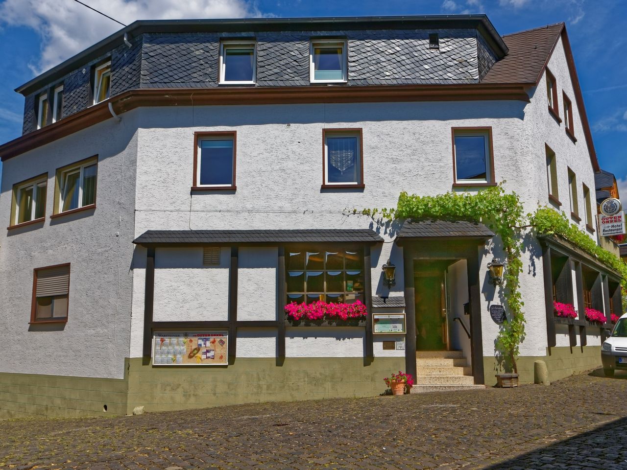 FRÜHLINGSER­WACHEN AN DER MOSEL 