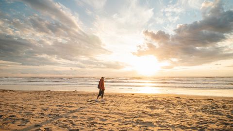 Mann am Nordsee-Strand in Niedersachsen