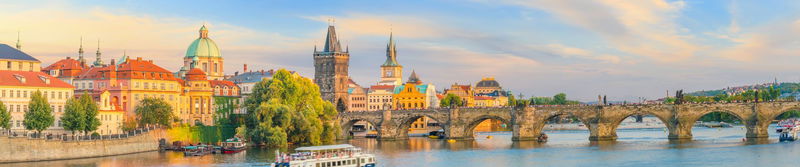 Karlsbrücke über die Moldau mit Altstadttürmen und Kuppeln im warmen Morgenlicht